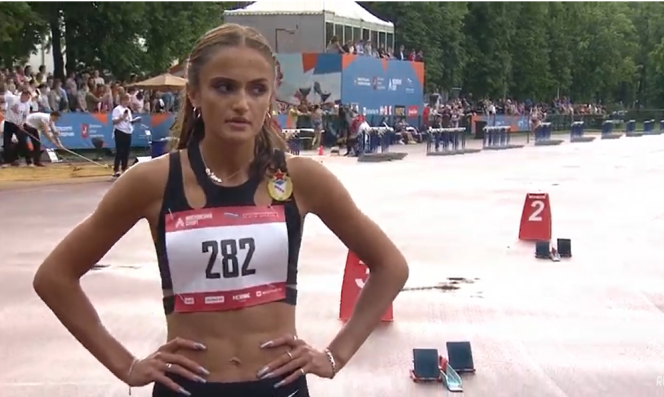 Полина Ткалич настраивается на старт на дистанции 400 метров. Фото: "АС"