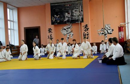 Около 350 детей и подростков приняли участие в краевых соревнованиях «Мастера татами – без наркотиков» в Барнауле (фото).