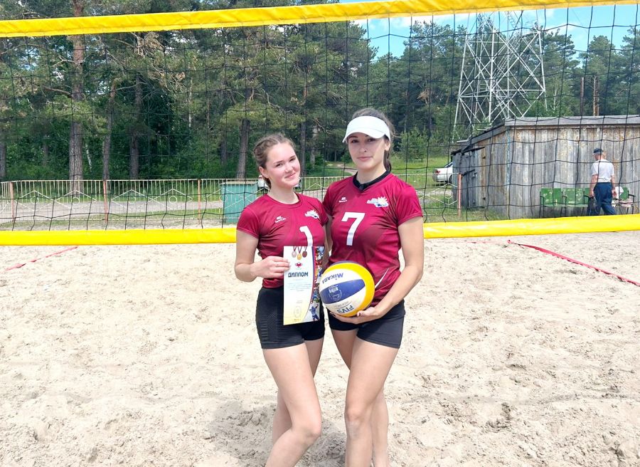 Команда Завьяловского района впервые вышла в финал сельской олимпиады в женском пляжном волейболе