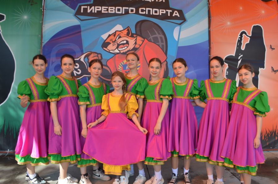 На открытии соревнований выступил танцевальный коллектив «Позитив»