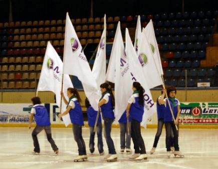 В Барнауле стартовал финальный турнир «Золотая шайба» Уральско-Сибирского территориального округа среди юношей 2001-2002 годов рождения (фото).
