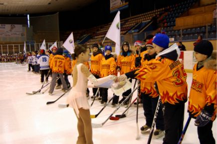 В Барнауле стартовал финальный турнир «Золотая шайба» Уральско-Сибирского территориального округа среди юношей 2001-2002 годов рождения (фото).