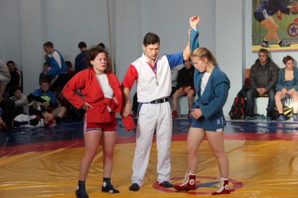 В Алтайском центре самбо провели чемпионат и первенство края (фото).