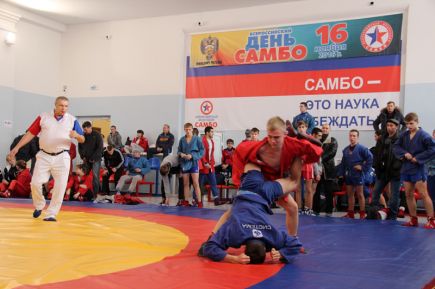 В Алтайском центре самбо провели чемпионат и первенство края (фото).