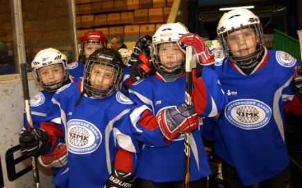 В Барнауле стартовал финальный турнир «Золотая шайба» Уральско-Сибирского территориального округа среди юношей 2001-2002 годов рождения (фото).