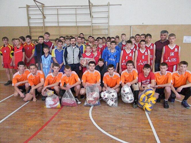 Алтайская краевая нотариальная палата подарила спортивный инвентарь ДЮСШ Чарышского района. 