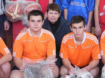 Алтайская краевая нотариальная палата подарила спортивный инвентарь ДЮСШ Чарышского района. 