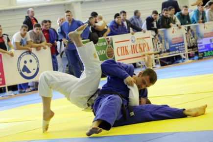 Спортсмены из 16 регионов приняли участие во Всероссийских соревнованиях, посвящённых памяти борцов Алтайского края.