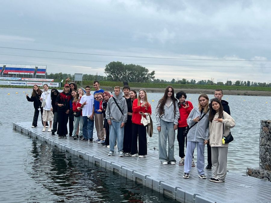 «Нам очень понравилось!»: дети Донбасса приехали на Алтай и посетили с экскурсией гребной канал в Барнауле 