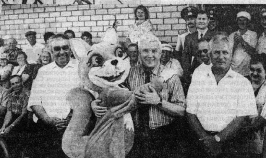 В объятиях Белочки, символа олимпиады, глава администрации Алтайского края Александр Суриков, правее председатель крайспорткомитета Виктор Насонов. Фото: Виктор Выборов/"Алтайская правда"