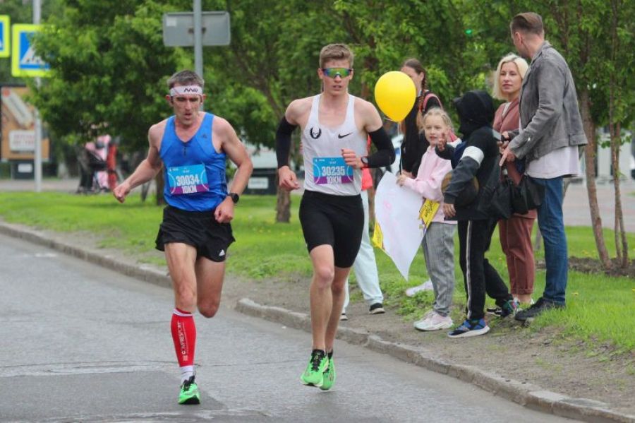 Михаил Виноградов (слева) проявляет бойцовские качества на любой дистанции, какую бы не бежал. Фото из архива "АС"