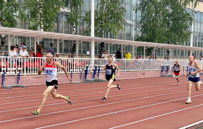 Победный финиш Вячеслава Дадыкина на дистанции 200 метров. Фото: КЛБ "Восток Спорт"