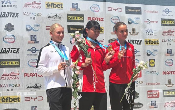 Каноистка Александра Власова (слева) - серебряный призер первенства мира на дистанции 500 м