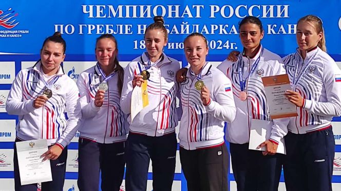 София Штиль (третья слева) на призовом пьедестале чемпионата России