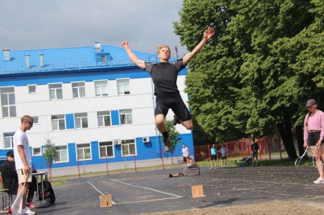 Прыгает Евгений Молчанов. Фото: Виталий Дворянкин/ "Алтайский спорт"