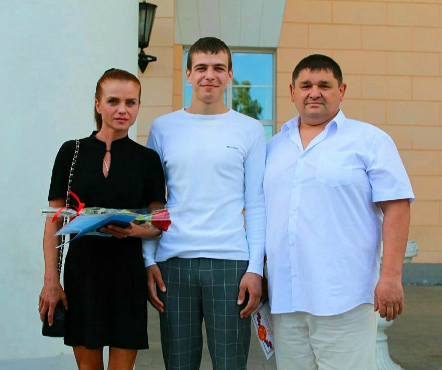 Инна Клименцова с сыном Максимом и его тренером Игорем Дмитриенко на выпускном вечере в спортшколе. Фото со страницы Инны Клименцовой в ВК