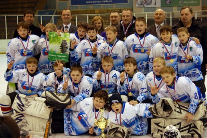 В Барнауле завершился турнир «Золотая шайба» им. Анатолия Тарасова в Уральско-Сибирском территориального округе среди юношей 2001-2002 годов рождения (фото).