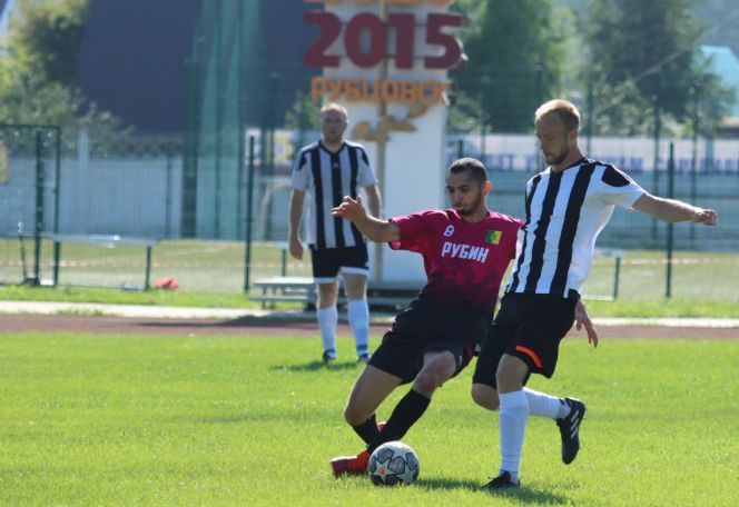 Фрагменты футбольного матча за бронзовые медали Славгород - Алейск. Фото: Александр Чёрный 