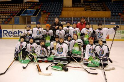 В Барнауле завершился турнир «Золотая шайба» им. Анатолия Тарасова в Уральско-Сибирском территориального округе среди юношей 2001-2002 годов рождения (фото).