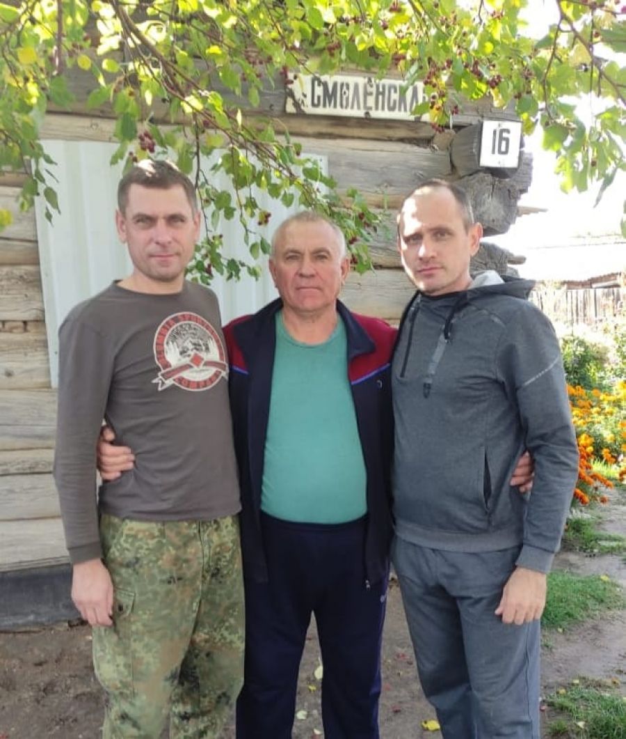 Братья Шинкоренко с отцом Николаем Ивановичем в родной деревне у дома своих дедушки и бабушки