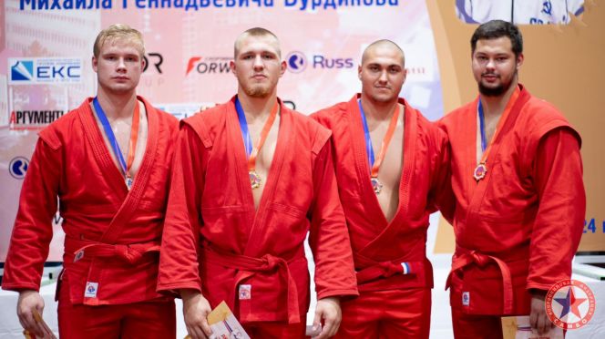 Бийчанин Роман Жданов (второй слева) стал победителем международного турнира «Мемориал Бурдикова»