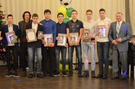 Алексей Смертин вручил подарки лучшим игрокам и командам своей именной спортшколы.