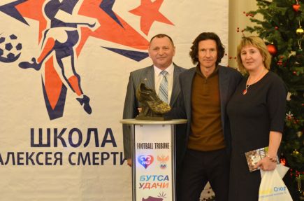 Алексей Смертин вручил подарки лучшим игрокам и командам своей именной спортшколы.