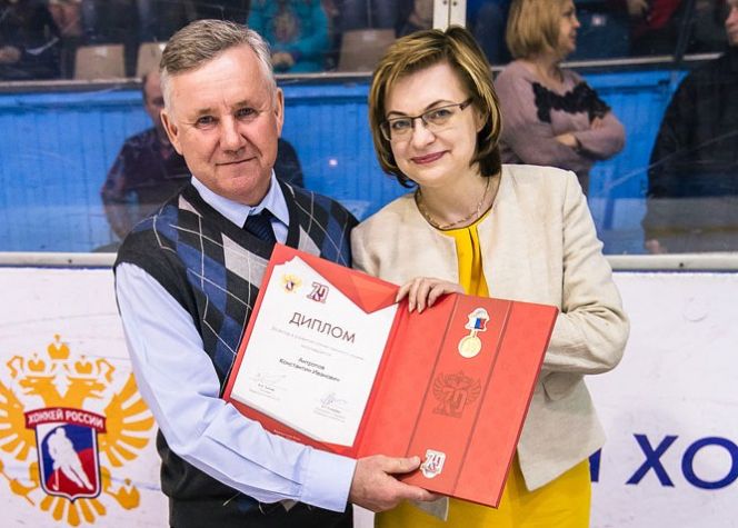 Федерация хоккея России в честь 70-летия отечественного хоккея наградила активистов в Алтайском крае.
