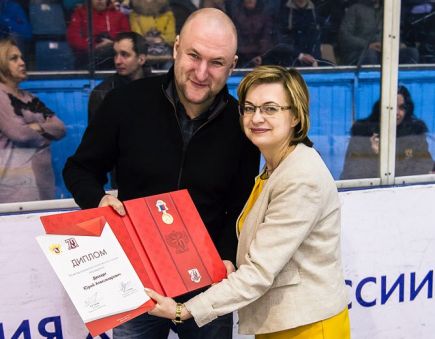 Федерация хоккея России в честь 70-летия отечественного хоккея наградила активистов в Алтайском крае.