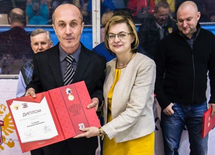 Федерация хоккея России в честь 70-летия отечественного хоккея наградила активистов в Алтайском крае.