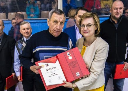 Федерация хоккея России в честь 70-летия отечественного хоккея наградила активистов в Алтайском крае.