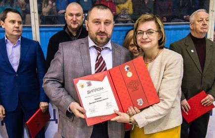 Федерация хоккея России в честь 70-летия отечественного хоккея наградила активистов в Алтайском крае.