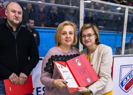 Федерация хоккея России в честь 70-летия отечественного хоккея наградила активистов в Алтайском крае.