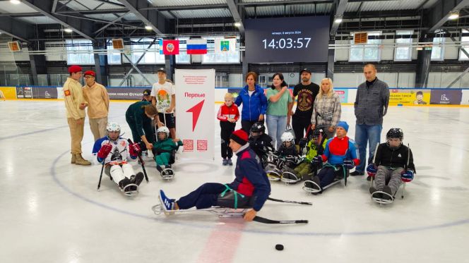 В Бийске на ледовой арене «Прогресс» состоялся мастер-класс по следж-хоккею