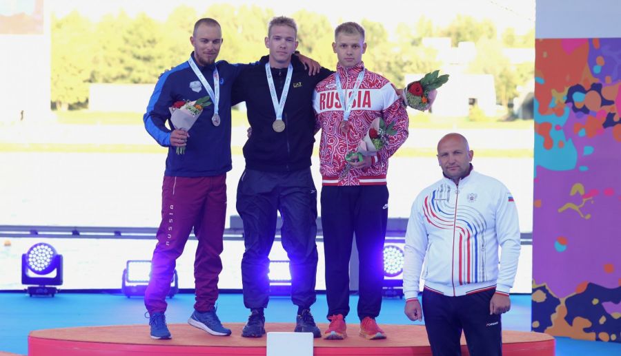 Владлен Ушаков на церемонии награждения. Фото: Федерация гребли на байдарках и каноэ России