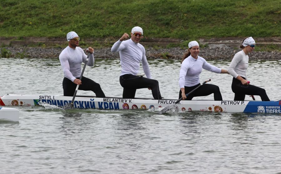 София Штиль (справа) в чемпионской лодке. Фото: Федерация гребли на байдарках и каноэ России