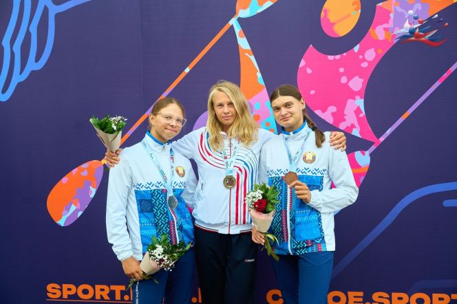 Анастасия Кравченко (в центре). Фото: Федерация гребли на байдарках и каноэ России