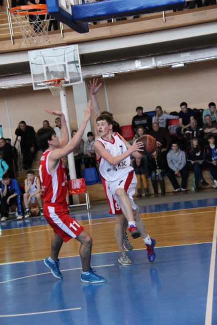 Ученики барнаульской гимназии №40 завоевали путёвку на Суперфинал чемпионата школьной баскетбольной лиги «КЭС-Баскет» (фото).