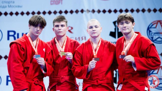 Георгий Козлов (второй слева) - победитель юношеского турнира стран ОДКБ