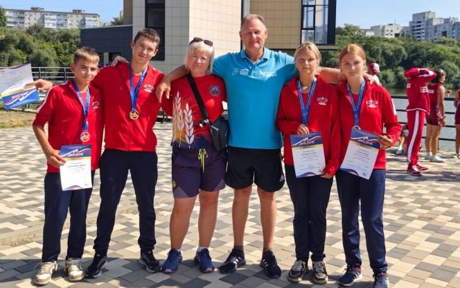 Даниил Серажетдинов, Ярослав Канин, Мария Сучкова и Ульяна Казицына с тренерами Сергеем Носачёвым и Натальей Самсоновой 