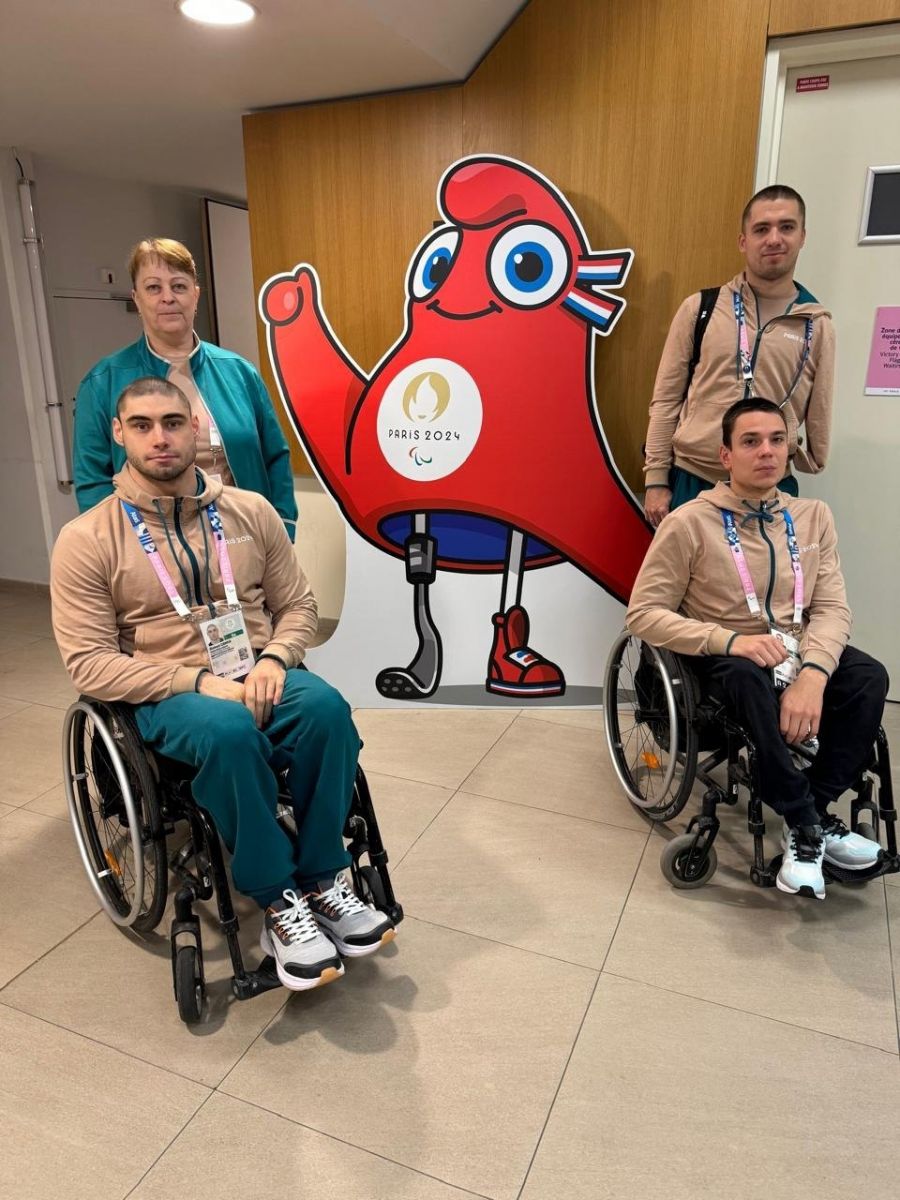 Бийские спортсмены-паралимпийцы Алексей Ганюк, Роман Жданов и Егор Ефросинин и их тренер Елена Соколова. Фото предоставлено СК "Заря", Бийск