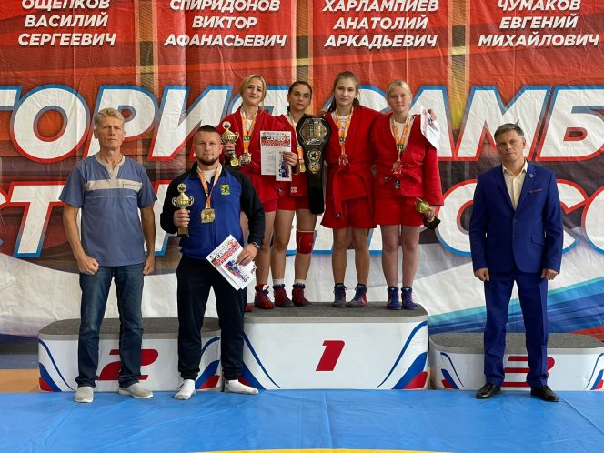 Елизавета Быкова из Шипуново (с чемпионским поясом) завоевала в Томске золотую медаль