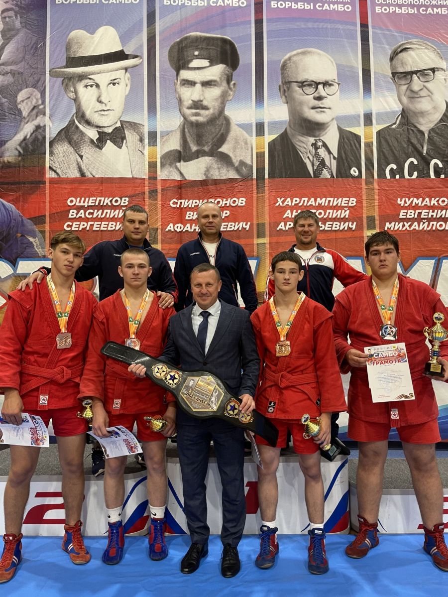 На Мемориале Героя России Максима Пескового в Томске алтайские борцы завоевали девять медалей