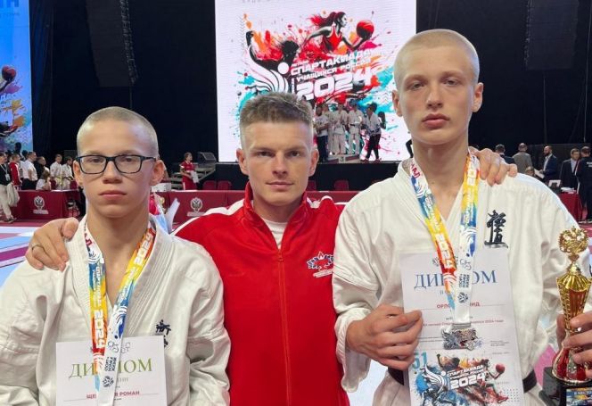 Роман Щербаков (слева), Леонид Орлов и тренер Богдан Князев 