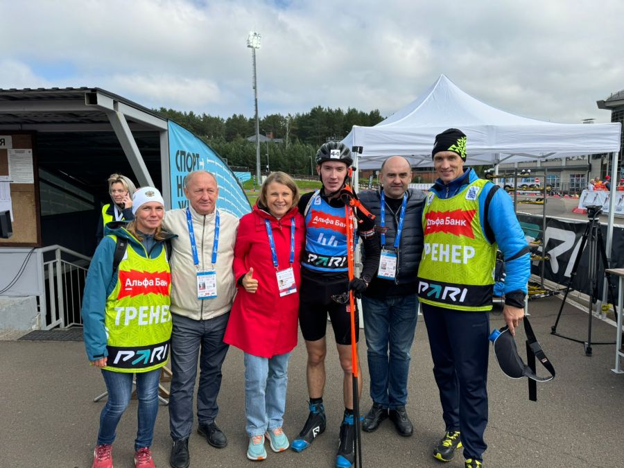 Леонид Кульгускин с двукратной олимпийской чемпионкой Анной Богалий. Слева мама бронзового призера чемпионата России - Лилия Александровна Кокорина, справа папа - Иван Леонидович Кульгускин