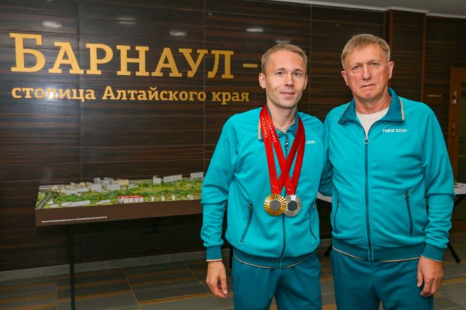 В администрации Барнаула прошла встреча с чемпионом Паралимпийских игр-2024 Александром Костиным и его тренером Сергеем Мануйловым 