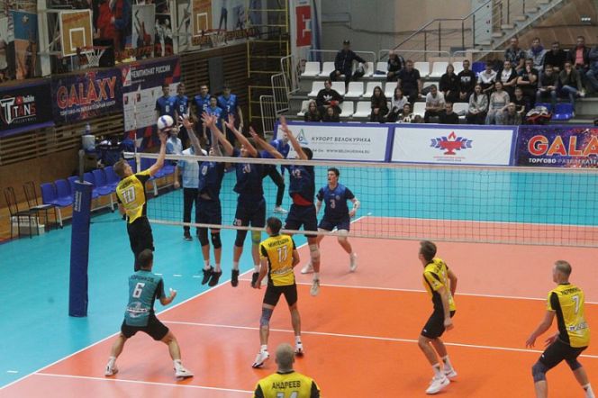 «Вечерний Барнаул» о первых матчах «Университета» в новом сезоне Высшей лиги «А»