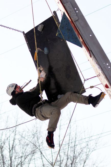В Барнауле прошёл седьмой этап Кубка России по ледолазанию на трудность.