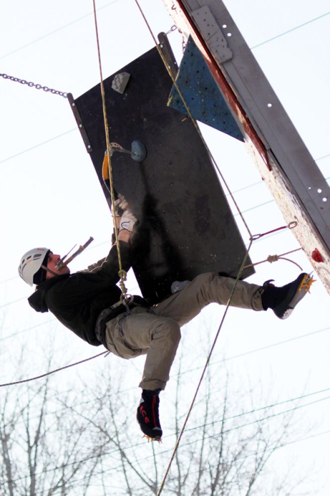 В Барнауле прошёл седьмой этап Кубка России по ледолазанию на трудность.