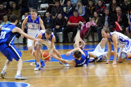 «АлтайБаскет» на своей площадке разгромил тобольский «Нефтехимик» – 93:58.